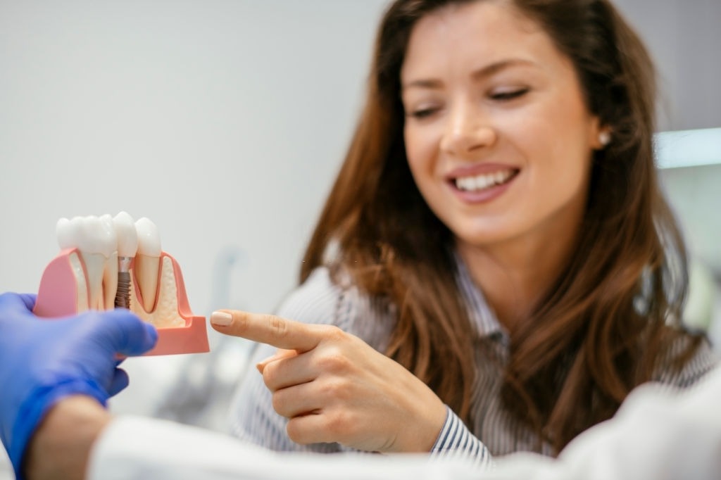 por que se aflojan los tornillos de los implantes